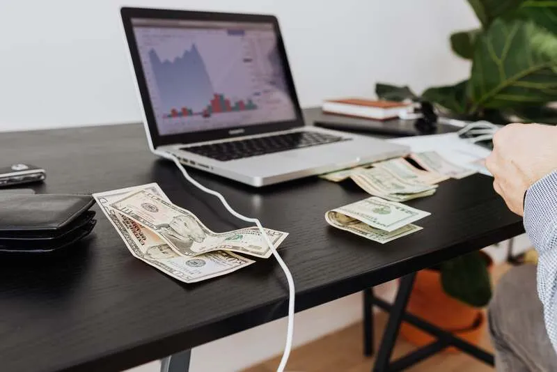 Tableau de prévisionnel avec courbes et notes, préparé sur un bureau pour décider en équipe